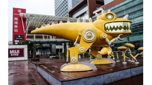 「守護天使機械獸」，設置於B街廓南廣場之作品，創作者為李明道藝術家。