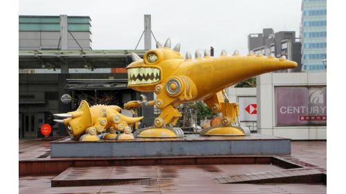 「守護天使機械獸」，設置於B街廓南廣場之作品，創作者為李明道藝術家。