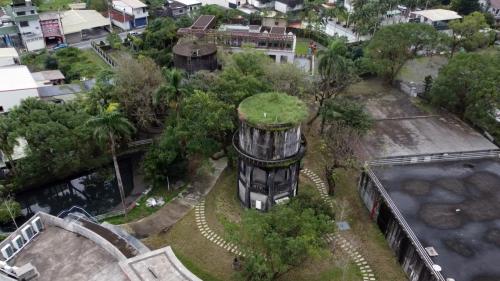 羅東自來水廠建於1926年，其蓄水池、八角亭、圓柱高架水塔仍遺留至今，池頂覆土，第二層中空，底層為抽水機房並以RC牆保護。成為廠內珍貴的文化遺產。
&nbsp;