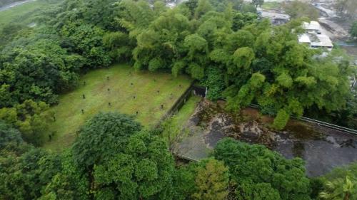 員山忠烈祠旁之配水池之通氣孔多達40個，並具一只避雷針(針頭已不知去向)。
&nbsp;