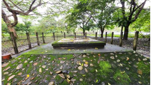 二號沉沙井。水源地在集水的過程中，因為部份的地下伏流水含砂量較高，所以設置「沉沙井」讓原水流過的時候使小石或砂粒沉降，再定期派人下井清淤。沉沙井可增加園區可取用水量，並減少後端淨水處理的負荷。早期水源地並不設圍圍牆，日人在各個水井四週架上龜甲形鐵絲網，以維護水井安全，現僅存兩座沉砂井為建設初樣貎(1932年)。
&nbsp;