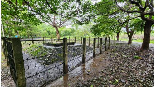 二號沉沙井。水源地在集水的過程中，因為部份的地下伏流水含砂量較高，所以設置「沉沙井」讓原水流過的時候使小石或砂粒沉降，再定期派人下井清淤。沉沙井可增加園區可取用水量，並減少後端淨水處理的負荷。早期水源地並不設圍圍牆，日人在各個水井四週架上龜甲形鐵絲網，以維護水井安全，現僅存兩座沉砂井為建設初樣貎(1932年)。
&nbsp;