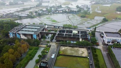 深溝淨水場經1952、1962、1971、2001年四次擴建，設計出水量提升為8.2萬噸，為宜蘭縣溪北地區最大的水處理場，水源取用蘭陽溪粗坑區的地表水，枯水期則引用地下伏流水源。