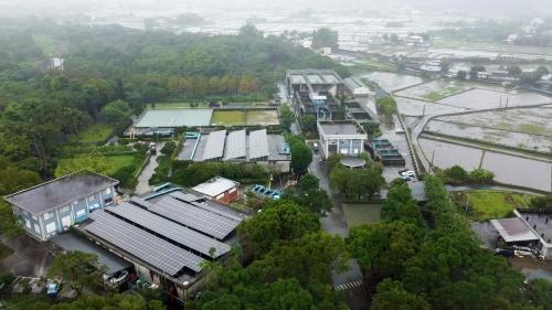 深溝淨水場場內淨水設備包括水躍池、膠凝池、沉澱池、快濾池、慢濾池(停用)、清水池及廢水池。
&nbsp;