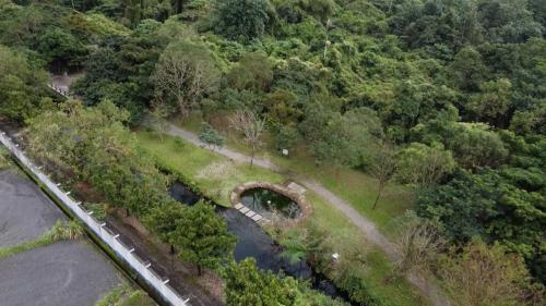 蘭陽溪在牛鬥離開河谷，進入寬廣的平原，所攜帶的碎石泥沙也慢慢的堆積下來，形成沖積扇。在扇頂處(牛鬥)因為坡度陡，所以水流也較急，較大的岩石會留在此區，大空隙容易讓河水滲透到地底之中，形成地下伏流水，在地面上反而看不到河流。地下伏流水到達沖積扇扇端(本園區深溝、尚德一帶)後從地下湧出，湧泉的力道很大，將池底的沙子翻騰起來，並帶著主要含氮的氣體，有如珍珠從地下湧出。