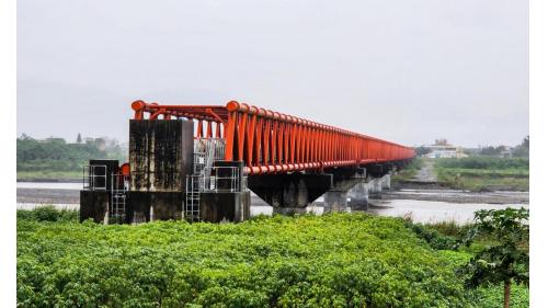 清洲淨水場座落在蘭陽溪，羅東溪及安農溪三條河川之間，以紅色的水管橋連結溪南及溪北，跨越蘭陽溪及羅東溪，成為醒目的地標，並可同時向溪北及溪南輸送自來水。
&nbsp;