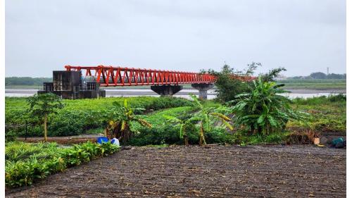 清洲淨水場座落在蘭陽溪，羅東溪及安農溪三條河川之間，以紅色的水管橋連結溪南及溪北，跨越蘭陽溪及羅東溪，成為醒目的地標，並可同時向溪北及溪南輸送自來水。
&nbsp;