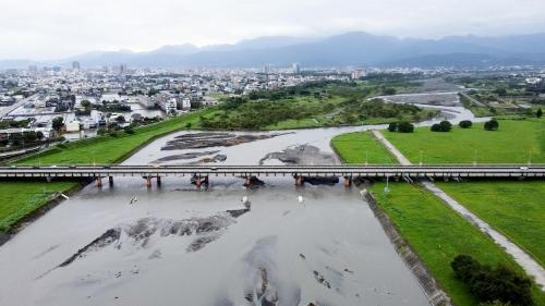 羅東攔河堰位於三星鄉，羅東溪歪仔歪橋下游約25公尺處，水源來自羅東溪及安農溪，於2002年1月開工，2004年2月完工，並配合設置伏流水收集系統，攔取溪水及伏流水，每日可供應20萬噸之原水，主要供應羅東、冬山及宜蘭等地區之用水需求，並改善宜蘭地區超抽地下水造成之地層下陷問題。