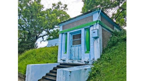 「室內清水池」是一座以特殊工法挖掘山坡地後再以鋼筋混凝土建造完成之堅固四方形建築物，上方立有6支日本橫濱製造之通氣柱，其造型十分特殊而罕見。清水池於日據時代建造時，因日本政府為避免該池遭敵軍轟炸而損壞，因此參照防空洞之作法，將水池建造隱藏在山坡下，使得該建築物方能歷經二次世界大戰時，美軍慘烈的密集轟炸後仍得以保存迄今。
&nbsp;
