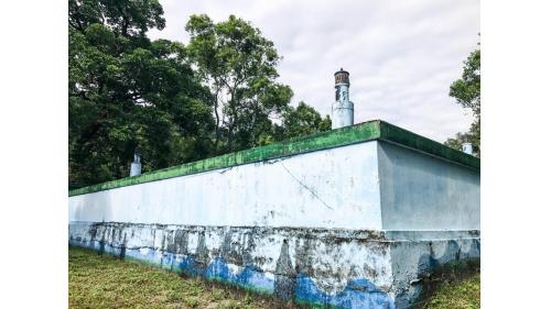 「室內清水池」是一座以特殊工法挖掘山坡地後再以鋼筋混凝土建造完成之堅固四方形建築物，上方立有6支日本橫濱製造之通氣柱，其造型十分特殊而罕見。清水池於日據時代建造時，因日本政府為避免該池遭敵軍轟炸而損壞，因此參照防空洞之作法，將水池建造隱藏在山坡下，使得該建築物方能歷經二次世界大戰時，美軍慘烈的密集轟炸後仍得以保存迄今。
&nbsp;