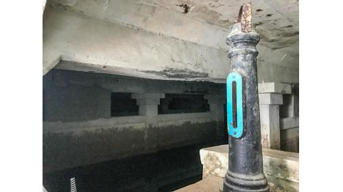 「室內清水池」是一座以特殊工法挖掘山坡地後再以鋼筋混凝土建造完成之堅固四方形建築物，上方立有6支日本橫濱製造之通氣柱，其造型十分特殊而罕見。清水池於日據時代建造時，因日本政府為避免該池遭敵軍轟炸而損壞，因此參照防空洞之作法，將水池建造隱藏在山坡下，使得該建築物方能歷經二次世界大戰時，美軍慘烈的密集轟炸後仍得以保存迄今。
&nbsp;