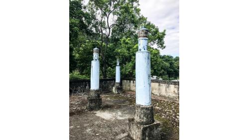 「室內清水池」是一座以特殊工法挖掘山坡地後再以鋼筋混凝土建造完成之堅固四方形建築物，上方立有6支日本橫濱製造之通氣柱，其造型十分特殊而罕見。清水池於日據時代建造時，因日本政府為避免該池遭敵軍轟炸而損壞，因此參照防空洞之作法，將水池建造隱藏在山坡下，使得該建築物方能歷經二次世界大戰時，美軍慘烈的密集轟炸後仍得以保存迄今。
&nbsp;