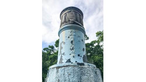 「室內清水池」是一座以特殊工法挖掘山坡地後再以鋼筋混凝土建造完成之堅固四方形建築物，上方立有6支日本橫濱製造之通氣柱，其造型十分特殊而罕見。清水池於日據時代建造時，因日本政府為避免該池遭敵軍轟炸而損壞，因此參照防空洞之作法，將水池建造隱藏在山坡下，使得該建築物方能歷經二次世界大戰時，美軍慘烈的密集轟炸後仍得以保存迄今。
&nbsp;