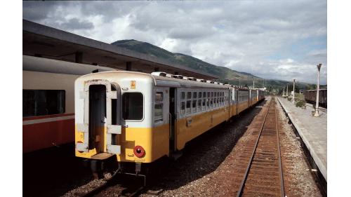 舊台東線光華號塗裝的DR2050無動力拖車，1982年因為臺東線拓寬完工而停駛。
&nbsp;