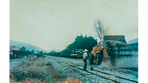 1978年7月1日762mm軌距的台東線鐵路開始進行拓寬工程，圖為玉里站的填道渣工程。
&nbsp;