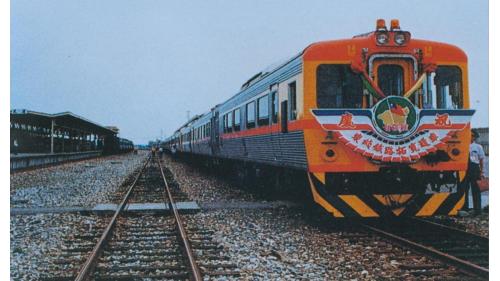 1982年7月1日東拓完工順利切換通車，從圖中可以看見橘黃色嶄新亮麗的自強號列車投入運轉行列，車頭置有慶祝東線鐵路拓寬通車字樣。
&nbsp;