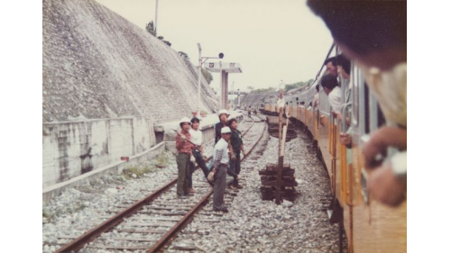 本圖是最後一班窄軌列車通過溪口站情形，原本東線的支亞干溪（壽豐溪）、馬太鞍溪兩流域的河床，因為泥沙淤積量日漸高漲，在其上新架橋梁，兩邊坡度勢必超過千分之二十，且往後必定會再升高，因此，為解決河川淤沙漸高危及火車行駛與降低坡度，本來跨越兩條溪的路線改為從河底穿越的河底隧道，採明挖襯砌法施工的兩座河底隧道也成為東拓工程中的最大特色。
&nbsp;