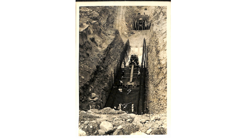 榮工處承做的東線鐵路拓寬工程茶干溪段明挖隧道工程施工情形。東線拓寬前，溪口站內路線坡度達千分之25，故將站場設計為折返式車站，也是窄軌時期東線的瓶頸路段之一，於東線拓寬時決定改線，另設溪口新站及新建長1598公尺穿越茶干溪的「溪口河底隧道」。
&nbsp;