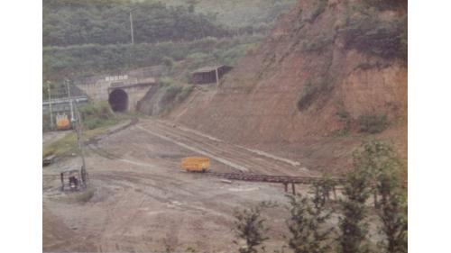 自強隧道開挖時由於碰到地層破碎帶、爛泥層、湧泉，工程無法如期完工配合通車，原本的舊掃叭隧道為了配合東拓通車而進行降低坡度、拓寬等工程，作為暫時路線使用。而自強隧道也於1984年（民國73年）12月28日實施路線切換，1985年（民國74年）元旦東線鐵路拓寬工程才算真正完工。
&nbsp;