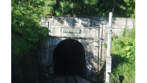 第一代自強隧道原名舞鶴隧道，為臺東線拓寬工程時新建之隧道，由「自強一號隧道」及「自強二號隧道」連結構成，二隧道原長度分別為2,750公尺、90公尺，全長2,899公尺，合併後將原一號隧道北口及二號隧道南口之標示均已改為「自強隧道」，於1985年1月1日啟用。
&nbsp;