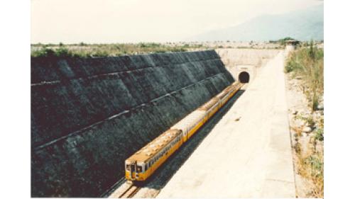 光復河底隧道為東線鐵路拓寬工程時新建之隧道，穿越馬太鞍溪河床下方，長2356公尺，採明挖，場鑄管通。
&nbsp;