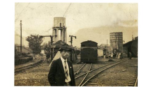 舊花蓮火車站加水塔，此照片攝於1940年代。照片中這兩座加水塔建造於日治時代，是為了蒸汽火車而建立的。1980年北迴鐵路正式通車，花蓮市西區的花蓮新火車站啟用，然而當時東拓工程尚未全線竣工，舊站因此使用至1982年東拓完成才裁撤。
&nbsp;
