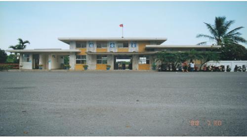吉安站為東拓時新建的吉安站房，離原址北移1.3公里，此站於1980年2月1日啟用，改為三等站，同時原吉安簡易站廢止，這個花蓮13鄉、鎮、市唯一人口成長的城鎮，吉安站站前仍舊是車馬稀。
&nbsp;