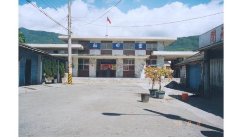 豐田車站（1980年代)-1953年（民國42年），臺灣鐵路管理局曾針對舊有木造站房進行整修。日後，因應臺東線鐵路拓寬工程施作，木造站房遭到拆除，並於1981年（民國70年）改為本圖中的水泥式建體。
&nbsp;