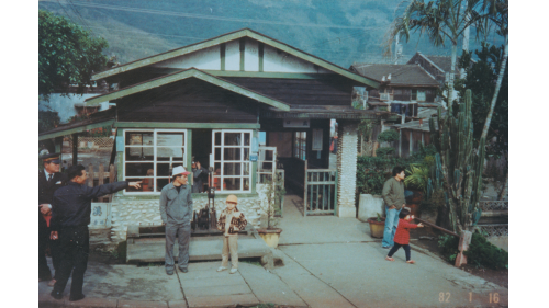 本圖為1982年時的溪口站木造站房，原址現已成為臺九線公路的一部分。臺灣鐵路管理局雖於1957年（民國46年）加設一條站內直線通過線，但仍舊無法有效解決坡度問題。加諸支亞干溪的河道淤積情況嚴重，對橋梁造成一定程度的危害。因此，臺灣鐵路管理局遂於1978年（民國67年）7月1日展開臺東線鐵路拓寬工程時，決議將溪口段改線，另設溪口新站，並新闢溪口河底隧道穿越支亞干溪。
&nbsp;