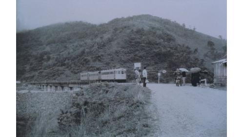 照片為1966年3月於鳳林到萬榮中間的萬里橋鐵公路共用橋拍攝。照片中的人正等待列車通過後再穿越鐵公路共用橋。
&nbsp;