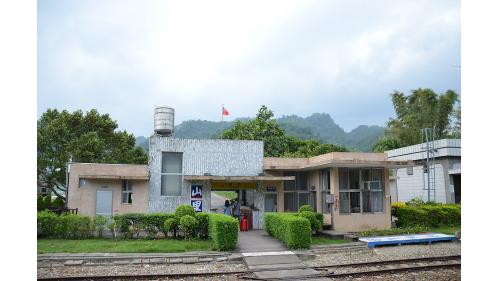 山里站於1982年6月2８日設站，東線鐵路東拓寬改線後廢除了中興、嘉豐、初鹿、東成、檳榔等車站。並在新線上增設山里、卑南兩站。
&nbsp;