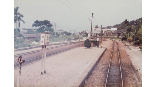 初鹿站於1982年6月27日東線拓寬工程完工通車，同日正式裁撤。廢站後的木造站房、站場及月台均全數被拆除，站房原址被改建為一座公園及居民活動中心；而原有鐵路拆除後部份路基則改建為台9線公路。
&nbsp;