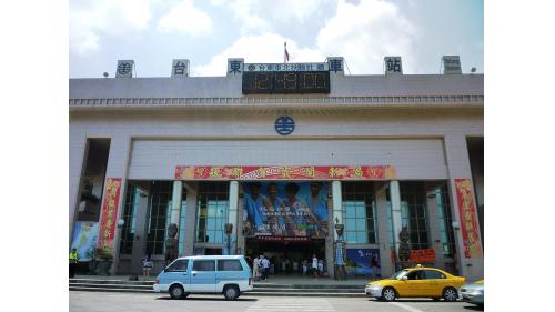 台東站房約於1988年完工，1992年1月12日南迴線開始臨時營運，同日起卑南站也改稱為台東新站，成為南迴線與花東線的轉車站及起訖站。2001年6月1日起，台東新站至台東舊站間的路線正式停駛，而台東新站也從轉車站的角色變為南迴線與花東線的起訖站，由於台東舊站已經裁撤，台東新站也於2001年12月1日起也正式更名為台東站。
&nbsp;