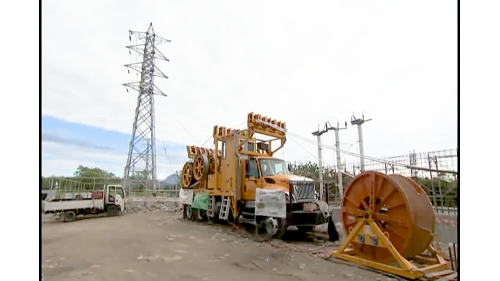 為提供電氣化鐵路電力動能，興建4座變電站，包含花蓮光復鄉的光復變電站、玉里鎮的玉里變電站、台東關山鎮的關山變電站、以及臺東市的台東變電站。每座變電站分別向南北電車線各饋電約20公里，合計約40公里。4座變電站於2014年2月25日全部加入台電系統，以供應列車所需之電力。變電站內部工程包含土建工程、變電工程及一般機電工程等。【圖/變電站施工作業】
&nbsp;