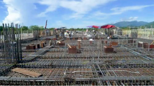為提供電氣化鐵路電力動能，興建4座變電站，包含花蓮光復鄉的光復變電站、玉里鎮的玉里變電站、台東關山鎮的關山變電站、以及臺東市的台東變電站。每座變電站分別向南北電車線各饋電約20公里，合計約40公里。4座變電站於2014年2月25日全部加入台電系統，以供應列車所需之電力。變電站內部工程包含土建工程、變電工程及一般機電工程等。【圖/變電站施工作業】
&nbsp;