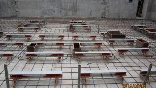 為提供電氣化鐵路電力動能，興建4座變電站，包含花蓮光復鄉的光復變電站、玉里鎮的玉里變電站、台東關山鎮的關山變電站、以及臺東市的台東變電站。每座變電站分別向南北電車線各饋電約20公里，合計約40公里。4座變電站於2014年2月25日全部加入台電系統，以供應列車所需之電力。變電站內部工程包含土建工程、變電工程及一般機電工程等。【圖/變電站施工作業】
&nbsp;