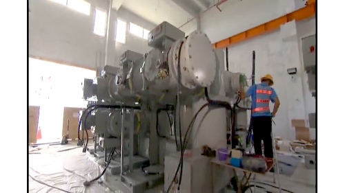 為提供電氣化鐵路電力動能，興建4座變電站，包含花蓮光復鄉的光復變電站、玉里鎮的玉里變電站、台東關山鎮的關山變電站、以及臺東市的台東變電站。每座變電站分別向南北電車線各饋電約20公里，合計約40公里。4座變電站於2014年2月25日全部加入台電系統，以供應列車所需之電力。變電站內部工程包含土建工程、變電工程及一般機電工程等。【圖/變電站施工作業】
&nbsp;