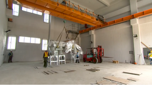 為提供電氣化鐵路電力動能，興建4座變電站，包含花蓮光復鄉的光復變電站、玉里鎮的玉里變電站、台東關山鎮的關山變電站、以及臺東市的台東變電站。每座變電站分別向南北電車線各饋電約20公里，合計約40公里。4座變電站於2014年2月25日全部加入台電系統，以供應列車所需之電力。變電站內部工程包含土建工程、變電工程及一般機電工程等。【圖/變電站施工作業】
&nbsp;