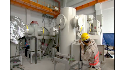 為提供電氣化鐵路電力動能，興建4座變電站，包含花蓮光復鄉的光復變電站、玉里鎮的玉里變電站、台東關山鎮的關山變電站、以及臺東市的台東變電站。每座變電站分別向南北電車線各饋電約20公里，合計約40公里。4座變電站於2014年2月25日全部加入台電系統，以供應列車所需之電力。變電站內部工程包含土建工程、變電工程及一般機電工程等。【圖/變電站施工作業】
&nbsp;