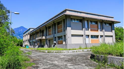 為提供電氣化鐵路電力動能，興建4座變電站，包含花蓮光復鄉的光復變電站、玉里鎮的玉里變電站、台東關山鎮的關山變電站、以及臺東市的台東變電站。每座變電站分別向南北電車線各饋電約20公里，合計約40公里。4座變電站於2014年2月25日全部加入台電系統，以供應列車所需之電力。變電站內部工程包含土建工程、變電工程及一般機電工程等。【圖／光復變電站】
&nbsp;