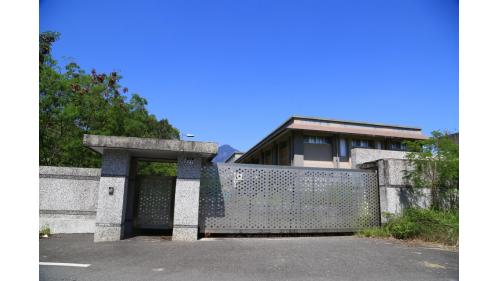 為提供電氣化鐵路電力動能，興建4座變電站，包含花蓮光復鄉的光復變電站、玉里鎮的玉里變電站、台東關山鎮的關山變電站、以及臺東市的台東變電站。每座變電站分別向南北電車線各饋電約20公里，合計約40公里。4座變電站於2014年2月25日全部加入台電系統，以供應列車所需之電力。變電站內部工程包含土建工程、變電工程及一般機電工程等。【圖／光復變電站】
&nbsp;