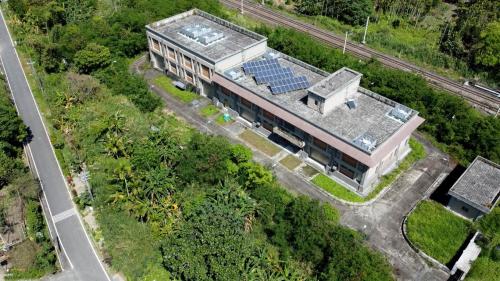 為提供電氣化鐵路電力動能，興建4座變電站，包含花蓮光復鄉的光復變電站、玉里鎮的玉里變電站、台東關山鎮的關山變電站、以及臺東市的台東變電站。每座變電站分別向南北電車線各饋電約20公里，合計約40公里。4座變電站於2014年2月25日全部加入台電系統，以供應列車所需之電力。變電站內部工程包含土建工程、變電工程及一般機電工程等。【圖／光復變電站】
&nbsp;