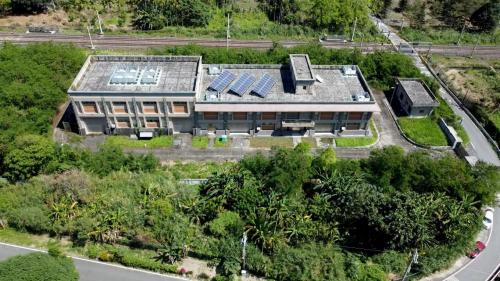 為提供電氣化鐵路電力動能，興建4座變電站，包含花蓮光復鄉的光復變電站、玉里鎮的玉里變電站、台東關山鎮的關山變電站、以及臺東市的台東變電站。每座變電站分別向南北電車線各饋電約20公里，合計約40公里。4座變電站於2014年2月25日全部加入台電系統，以供應列車所需之電力。變電站內部工程包含土建工程、變電工程及一般機電工程等。【圖／光復變電站】
&nbsp;