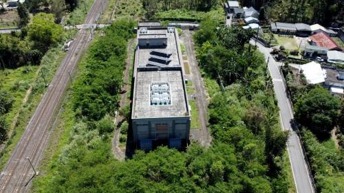 為提供電氣化鐵路電力動能，興建4座變電站，包含花蓮光復鄉的光復變電站、玉里鎮的玉里變電站、台東關山鎮的關山變電站、以及臺東市的台東變電站。每座變電站分別向南北電車線各饋電約20公里，合計約40公里。4座變電站於2014年2月25日全部加入台電系統，以供應列車所需之電力。變電站內部工程包含土建工程、變電工程及一般機電工程等。【圖／光復變電站】
&nbsp;
