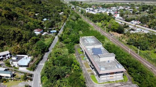 為提供電氣化鐵路電力動能，興建4座變電站，包含花蓮光復鄉的光復變電站、玉里鎮的玉里變電站、台東關山鎮的關山變電站、以及臺東市的台東變電站。每座變電站分別向南北電車線各饋電約20公里，合計約40公里。4座變電站於2014年2月25日全部加入台電系統，以供應列車所需之電力。變電站內部工程包含土建工程、變電工程及一般機電工程等。【圖／光復變電站】
&nbsp;