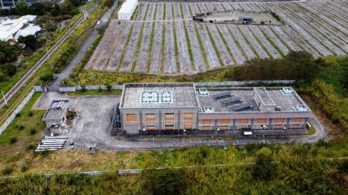 為提供電氣化鐵路電力動能，興建4座變電站，包含花蓮光復鄉的光復變電站、玉里鎮的玉里變電站、台東關山鎮的關山變電站、以及臺東市的台東變電站。每座變電站分別向南北電車線各饋電約20公里，合計約40公里。4座變電站於2014年2月25日全部加入台電系統，以供應列車所需之電力。變電站內部工程包含土建工程、變電工程及一般機電工程等。【圖／玉里變電站】
&nbsp;