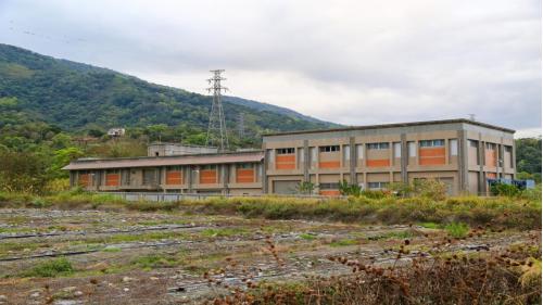為提供電氣化鐵路電力動能，興建4座變電站，包含花蓮光復鄉的光復變電站、玉里鎮的玉里變電站、台東關山鎮的關山變電站、以及臺東市的台東變電站。每座變電站分別向南北電車線各饋電約20公里，合計約40公里。4座變電站於2014年2月25日全部加入台電系統，以供應列車所需之電力。變電站內部工程包含土建工程、變電工程及一般機電工程等。【圖／玉里變電站】
&nbsp;