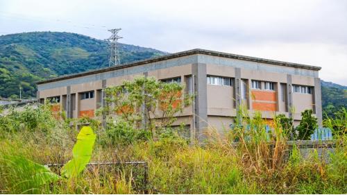 為提供電氣化鐵路電力動能，興建4座變電站，包含花蓮光復鄉的光復變電站、玉里鎮的玉里變電站、台東關山鎮的關山變電站、以及臺東市的台東變電站。每座變電站分別向南北電車線各饋電約20公里，合計約40公里。4座變電站於2014年2月25日全部加入台電系統，以供應列車所需之電力。變電站內部工程包含土建工程、變電工程及一般機電工程等。【圖／玉里變電站】
&nbsp;