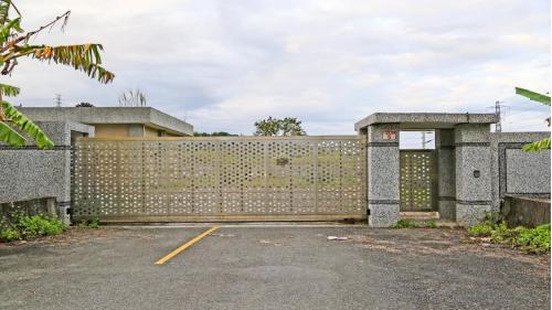 為提供電氣化鐵路電力動能，興建4座變電站，包含花蓮光復鄉的光復變電站、玉里鎮的玉里變電站、台東關山鎮的關山變電站、以及臺東市的台東變電站。每座變電站分別向南北電車線各饋電約20公里，合計約40公里。4座變電站於2014年2月25日全部加入台電系統，以供應列車所需之電力。變電站內部工程包含土建工程、變電工程及一般機電工程等。【圖／玉里變電站】
&nbsp;