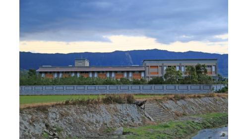 為提供電氣化鐵路電力動能，興建4座變電站，包含花蓮光復鄉的光復變電站、玉里鎮的玉里變電站、台東關山鎮的關山變電站、以及臺東市的台東變電站。每座變電站分別向南北電車線各饋電約20公里，合計約40公里。4座變電站於2014年2月25日全部加入台電系統，以供應列車所需之電力。變電站內部工程包含土建工程、變電工程及一般機電工程等。【圖／關山變電站】